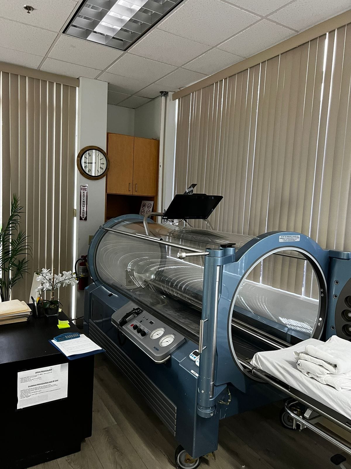 Sechrist monoplace hyperbaric chamber in the treatment room at Pacific Hyperbarics Chula Vista