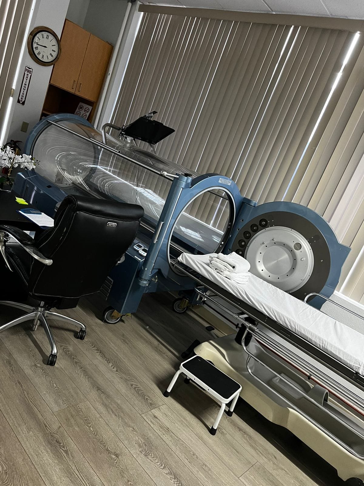 Hyperbaric treatment room with chamber and gurney